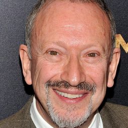 艾倫·柯德勒 飾演 Hume Cronyn