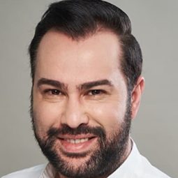 Ceyhun Tutal 飾演 Garson