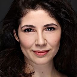 Buket Gülbeyaz 飾演 Leyla