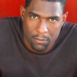 Mirron E. Willis - 水舞演員 飾演Doctor