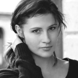 Emma Catherwood 飾演 Adele