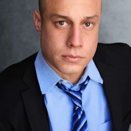 Brandon Morales 飾演 Officer Hernandez