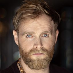 Jonathan French - 鬼把戲演員 飾演Isaac