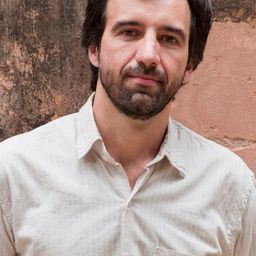 Charles Fricks - 我依然在此演員 飾演Fernando Gasparian