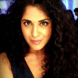 Neha Iyer 飾演 Monica