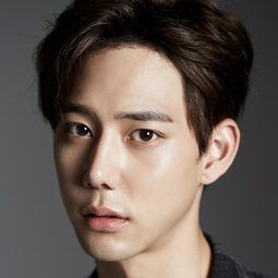 Jin Ju-hyung 飾演 JU HYUNG