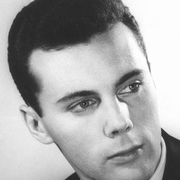 Giorgio Armani 飾演 Self