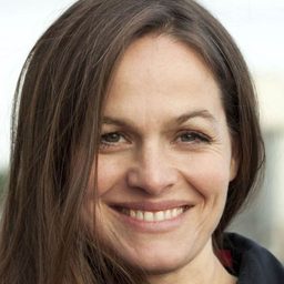 Hannah Ley 飾演 Mother