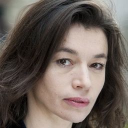 Karine Adrover 飾演 Esther's Mother