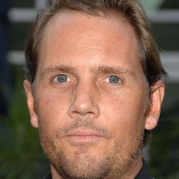 Omri Katz 飾演 Max Dennison