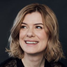 Anna Maguire 飾演 Lucy