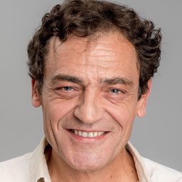 Antonio Del Olmo - 凶屋32演員 飾演Bank Manager