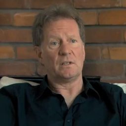 Geoffrey Bowes 飾演 Storyteller