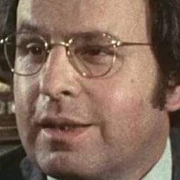 Maurice Vallier 飾演 P.D.G.