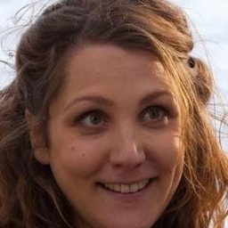 Nikola Kastner 飾演 Lucy