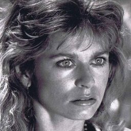 Cassandra Delaney 飾演 Julie