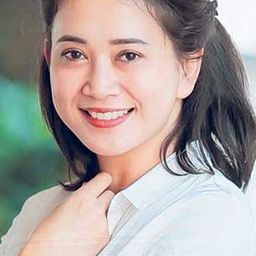 Dira Abu Zahar 飾演 