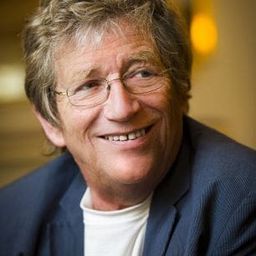 András Kern 飾演 Brother Alexis