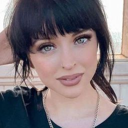 米菲·恩格菲爾德 飾演 Girl