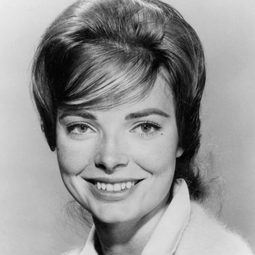 Joan Freeman 飾演 Mrs. Jarvis