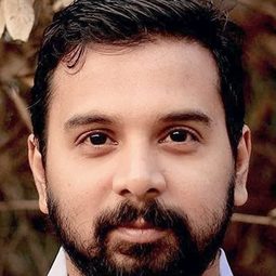 Namit Das 飾演 Birsa Sekhri (voice)