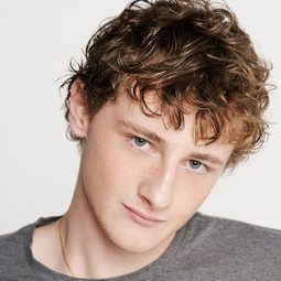 Miguel Fernández 飾演 Lucas