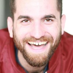 Jonathan Louis 飾演 Cabaret spectator (uncredited)