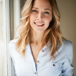 Mélanie Guth 飾演 Admiratrice Elena