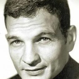 Shaike Ophir 飾演 Avram