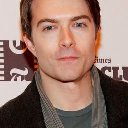 Noah Bean 飾演 Wells
