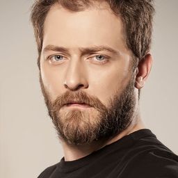 阿利坎·由傑碩 飾演 