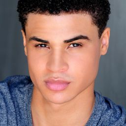 Kolton Stewart 飾演 Owen