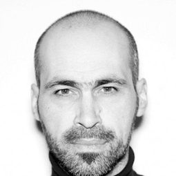 Michail Elenov 飾演 Sergei