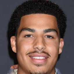 馬庫斯·史克里布納 - 豁出去清單演員 飾演Clint