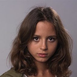 Juliette Chappey 飾演 Marguerite Flore enfant