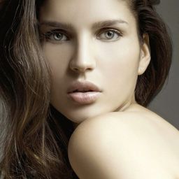 Alesia Riabenkova 飾演 Beautiful Woman