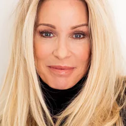 Dona Speir 飾演 Donna Hamilton