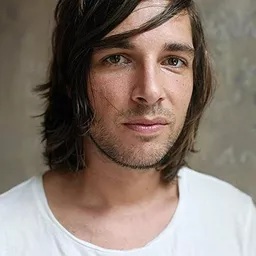 Toby Ashraf 飾演 Thomas