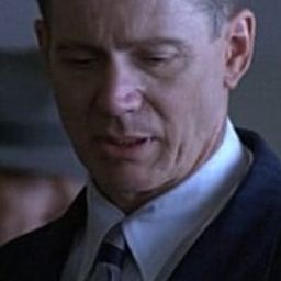 Robert Haley 飾演 Dr. Henry Mitchell