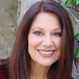 Brooke Tansley 飾演 Janice Stern
