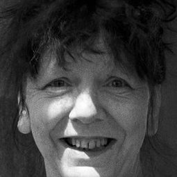 Anne-Marie Loop 飾演 La voisine