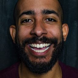 Luan Iaconis 飾演 Isaias (Garçom)