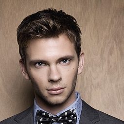 德文·格拉耶 - 赤色戰線：起源演員 飾演Leo