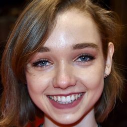 Julia Sarah Stone 飾演 Natalie "Honey Bee" Sorensen