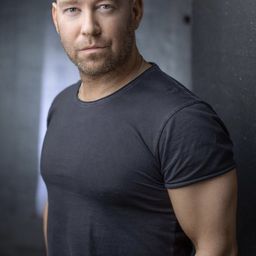 Andrew Coghlan 飾演 Ted