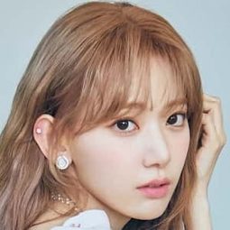 宮脇 咲良 飾演 Herself