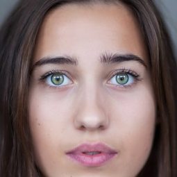 露伊札·瑞奇特 飾演 Princess Mona Braganza