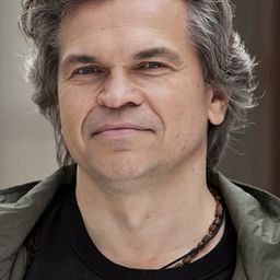 Jarosław Boberek 飾演 Near-Deaf Wizard (voice)