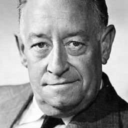 Charles Victor 飾演 Sergeant