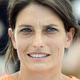 Marie Amiguet 飾演 Self